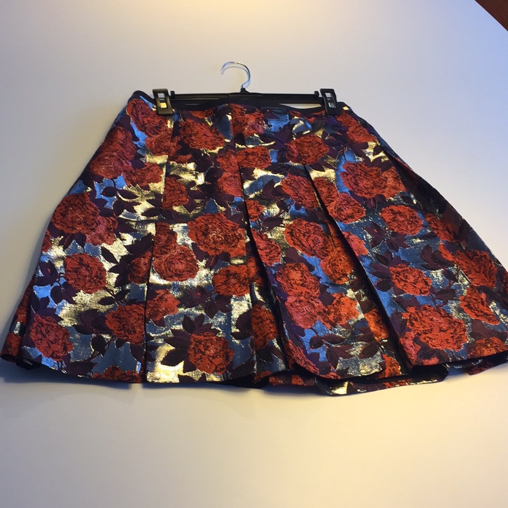 Silver rose print pleated skirt